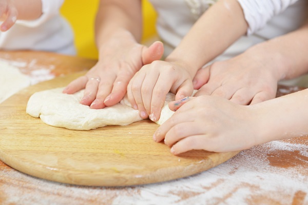 Attività' per bambini dai 10 mesi in su: La pasta di sale - Il